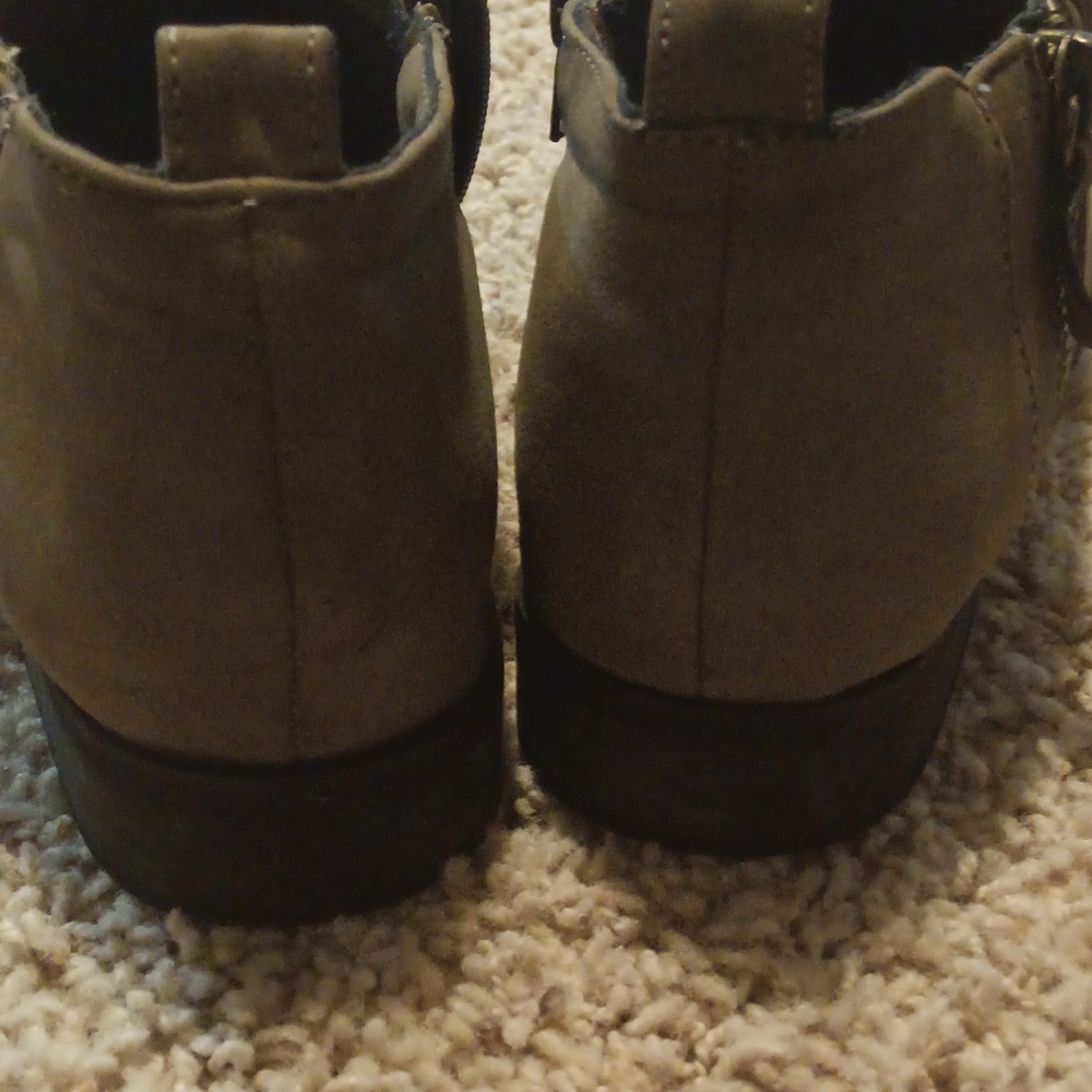 Shoes - Picture 4 of 4